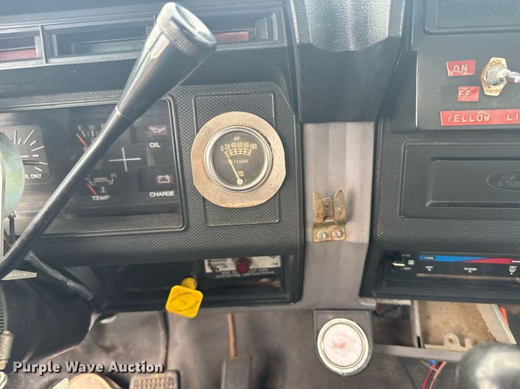 image for item ER2179 1995 Ford F700 flatbed truck