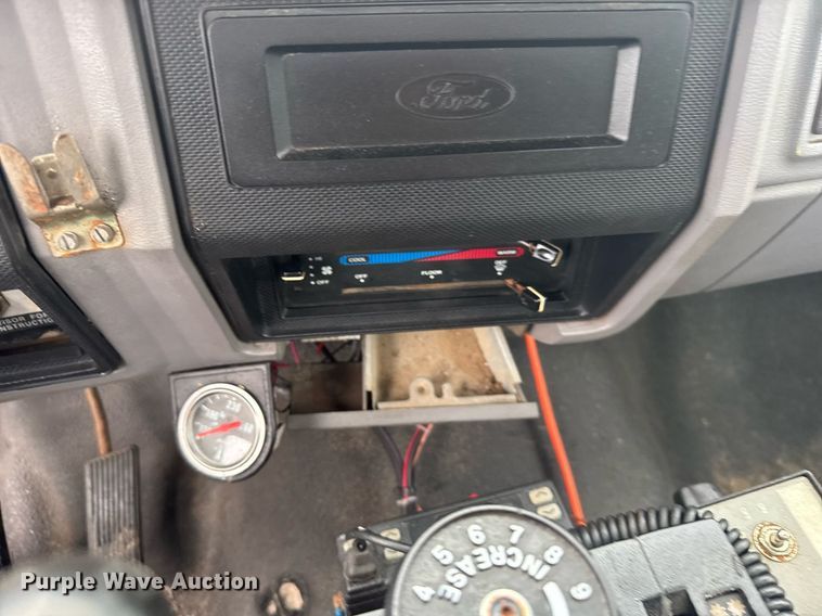 image for item ER2179 1995 Ford F700 flatbed truck