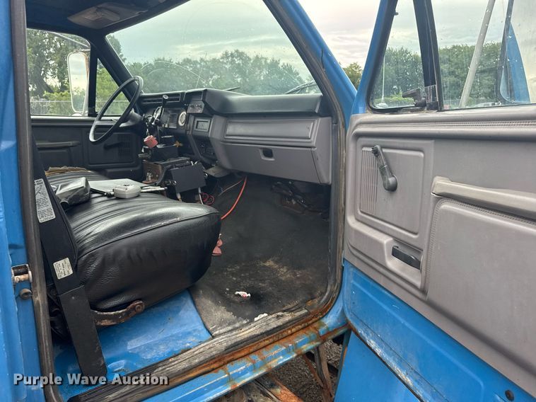 image for item ER2179 1995 Ford F700 flatbed truck