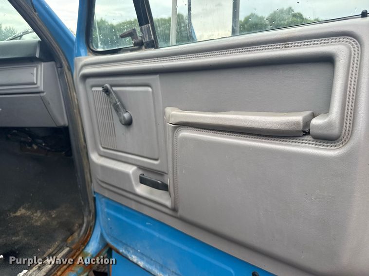 image for item ER2179 1995 Ford F700 flatbed truck