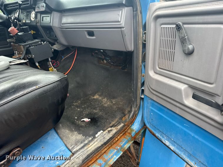 image for item ER2179 1995 Ford F700 flatbed truck