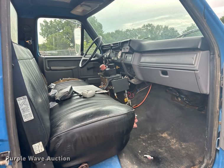 image for item ER2179 1995 Ford F700 flatbed truck