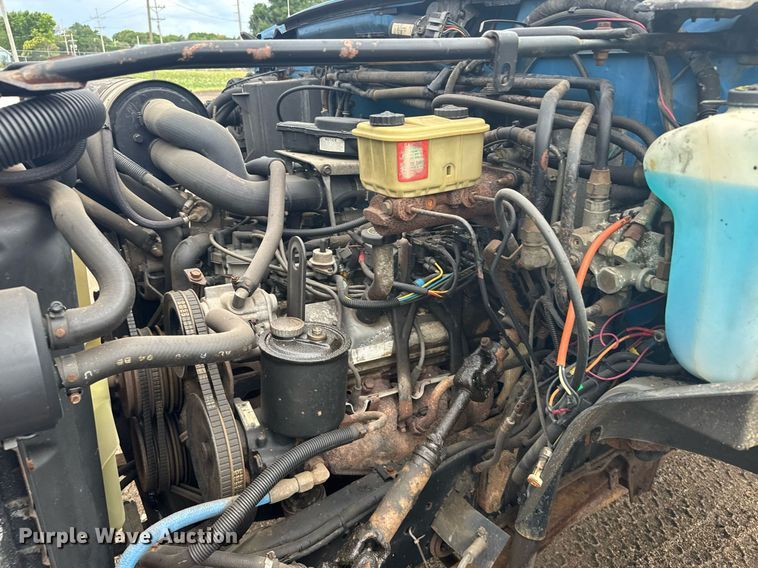 image for item ER2179 1995 Ford F700 flatbed truck