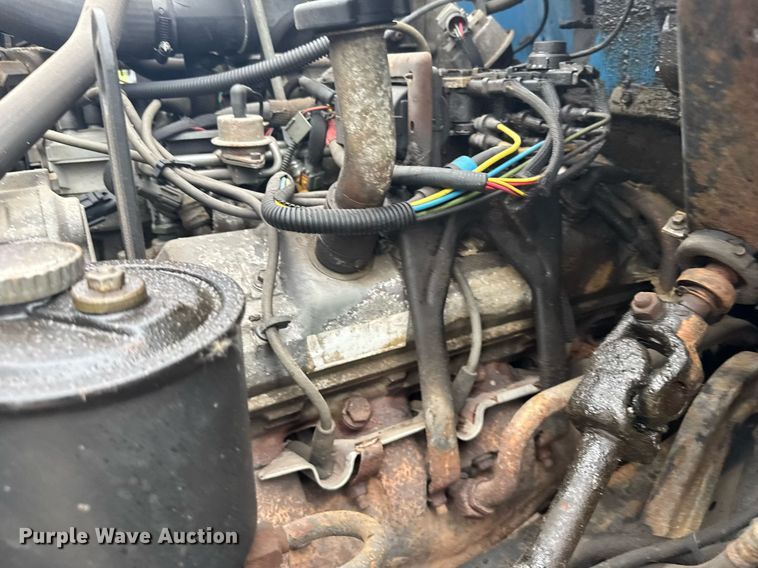 image for item ER2179 1995 Ford F700 flatbed truck