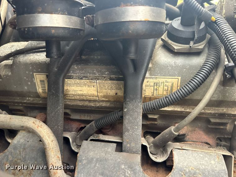 image for item ER2179 1995 Ford F700 flatbed truck