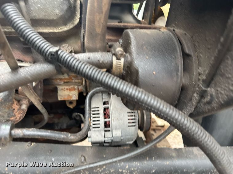 image for item ER2179 1995 Ford F700 flatbed truck