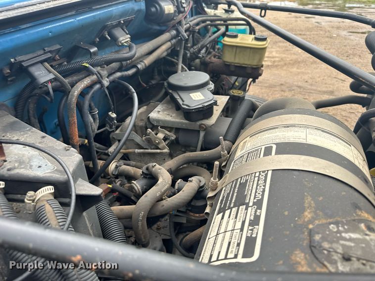 image for item ER2179 1995 Ford F700 flatbed truck