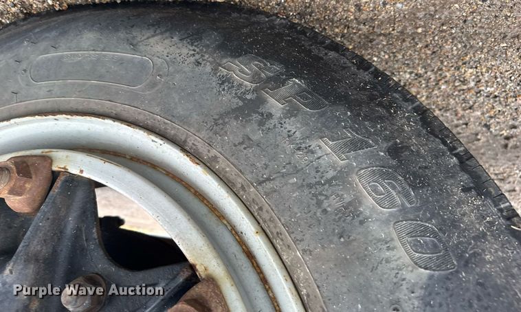 image for item ER2179 1995 Ford F700 flatbed truck