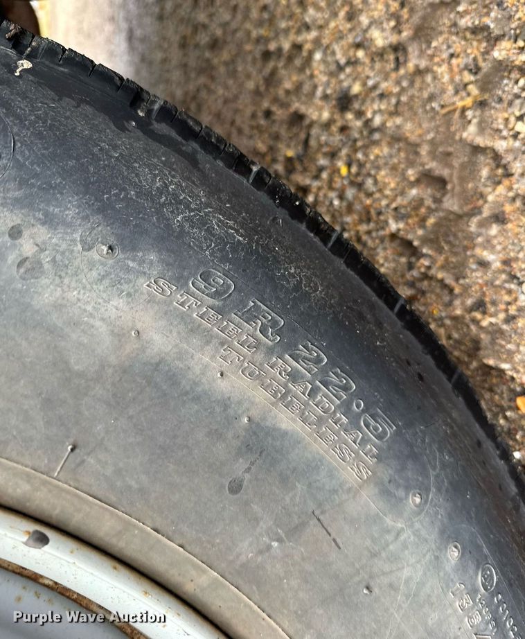 image for item ER2179 1995 Ford F700 flatbed truck