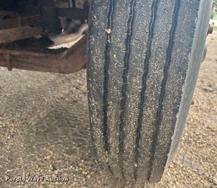 image for item ER2179 1995 Ford F700 flatbed truck