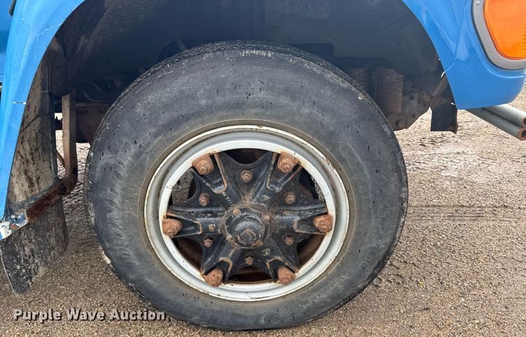 image for item ER2179 1995 Ford F700 flatbed truck