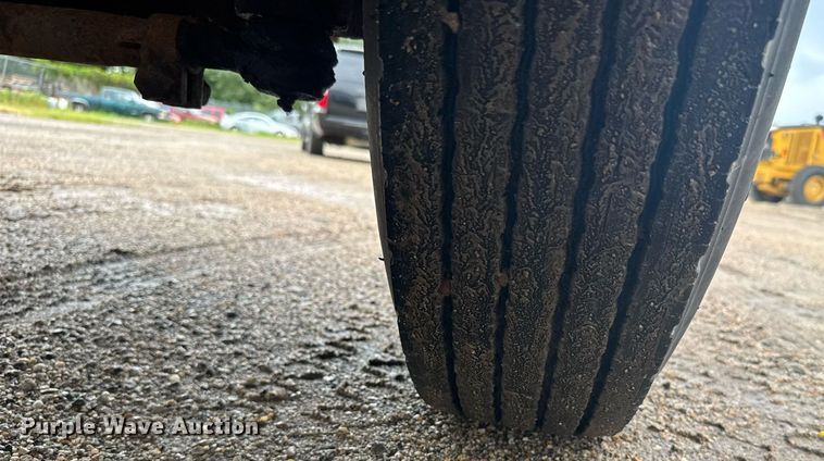 image for item ER2179 1995 Ford F700 flatbed truck