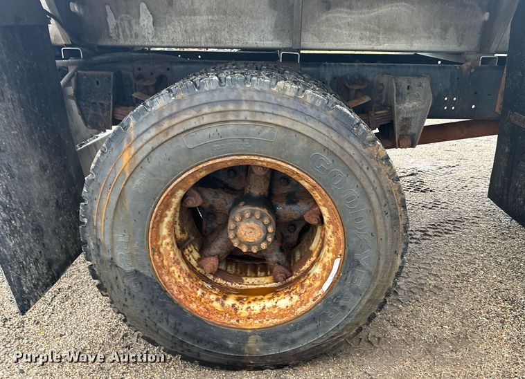 image for item ER2179 1995 Ford F700 flatbed truck