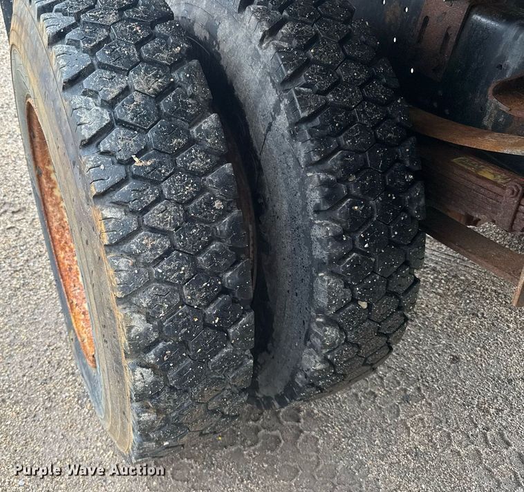 image for item ER2179 1995 Ford F700 flatbed truck