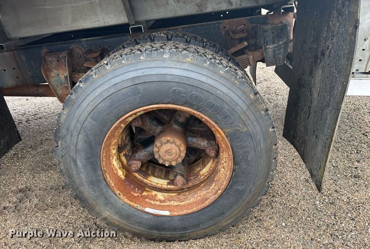 image for item ER2179 1995 Ford F700 flatbed truck