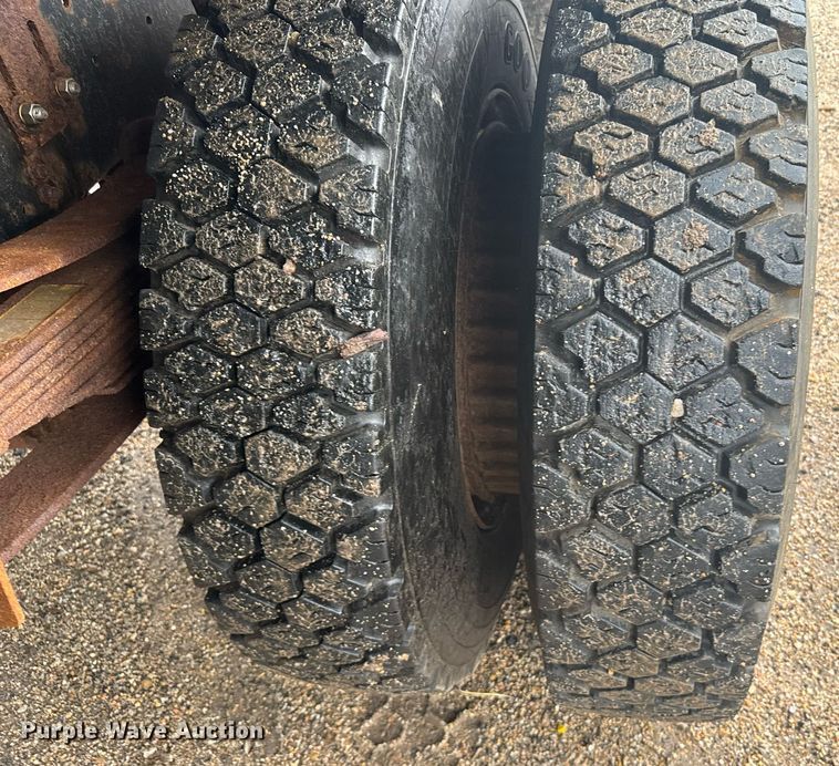 image for item ER2179 1995 Ford F700 flatbed truck