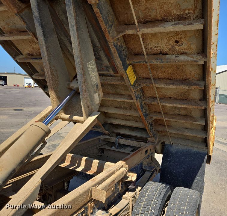 image for item ER5445 2007 GMC C6500 dump truck