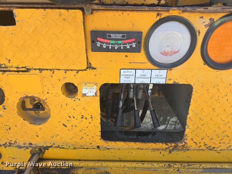 image for item ER5446 1996 Chevrolet Kodiak digger derrick truck