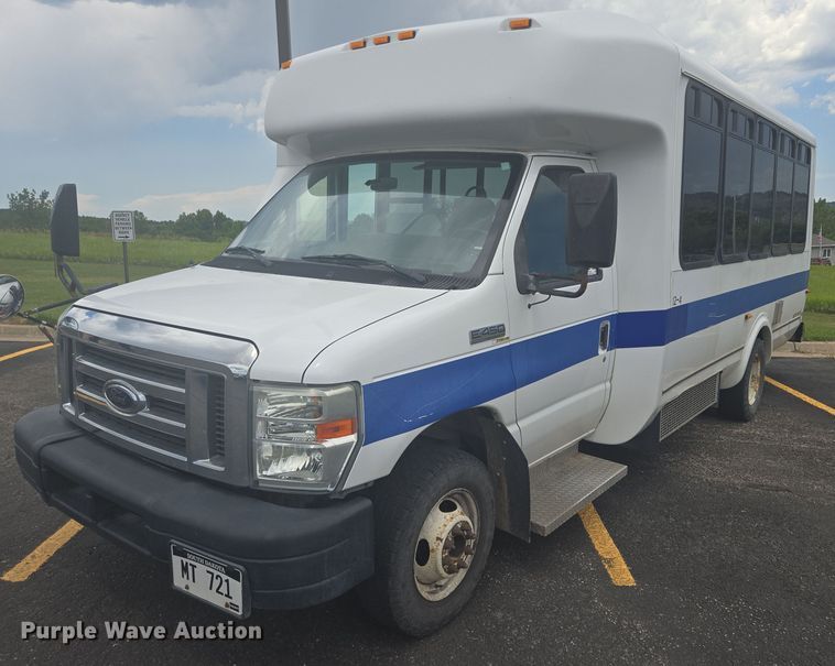 image for item ER5452 2012 Ford E450 shuttle bus