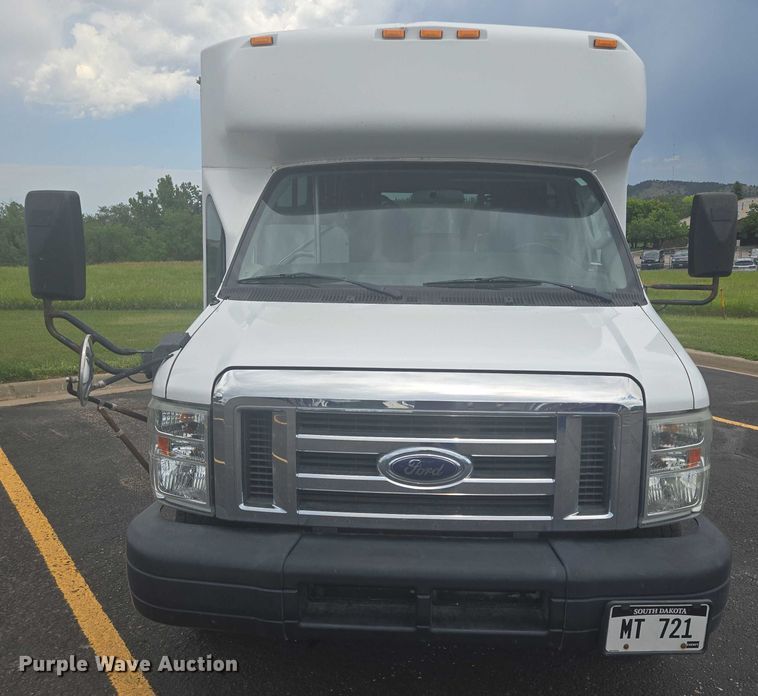 image for item ER5452 2012 Ford E450 shuttle bus