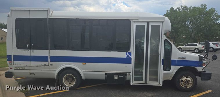 image for item ER5452 2012 Ford E450 shuttle bus