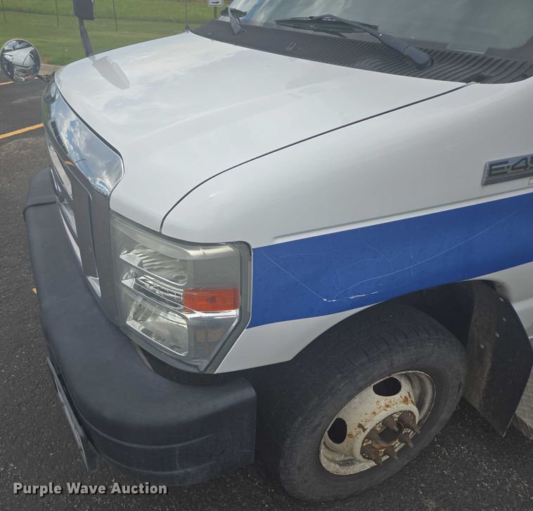 image for item ER5452 2012 Ford E450 shuttle bus