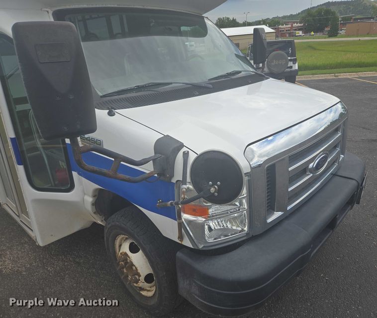 image for item ER5452 2012 Ford E450 shuttle bus