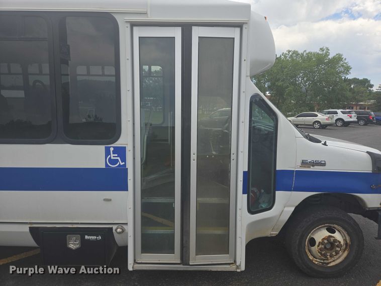 image for item ER5452 2012 Ford E450 shuttle bus