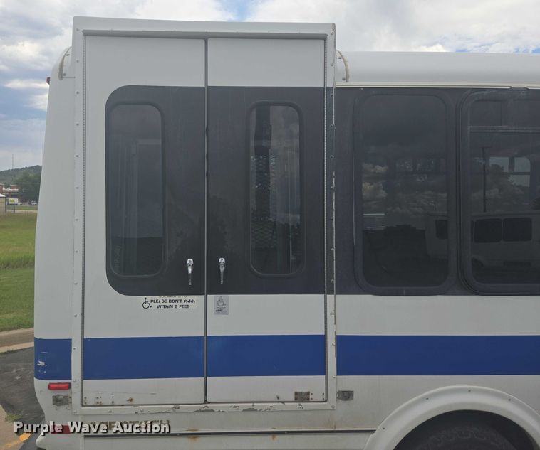 image for item ER5452 2012 Ford E450 shuttle bus