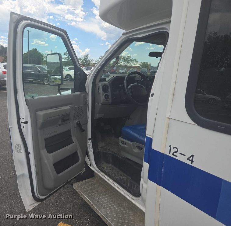 image for item ER5452 2012 Ford E450 shuttle bus