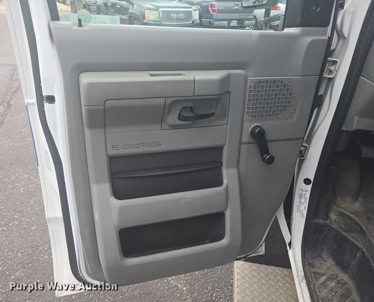 image for item ER5452 2012 Ford E450 shuttle bus