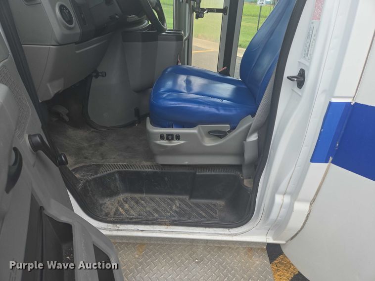 image for item ER5452 2012 Ford E450 shuttle bus