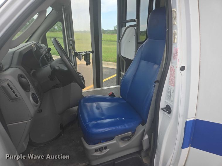 image for item ER5452 2012 Ford E450 shuttle bus