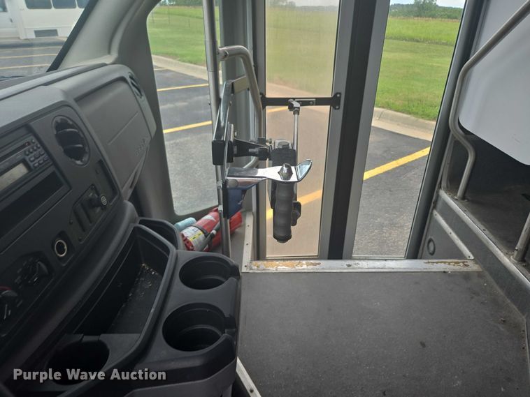 image for item ER5452 2012 Ford E450 shuttle bus