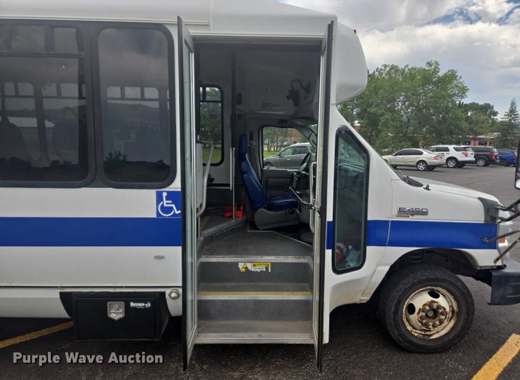image for item ER5452 2012 Ford E450 shuttle bus