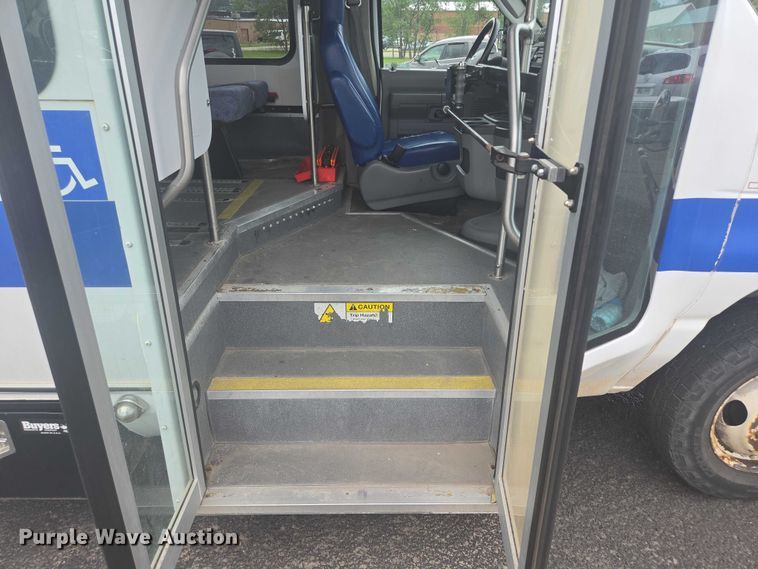 image for item ER5452 2012 Ford E450 shuttle bus