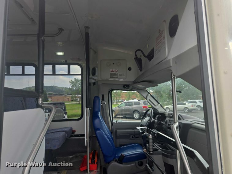 image for item ER5452 2012 Ford E450 shuttle bus