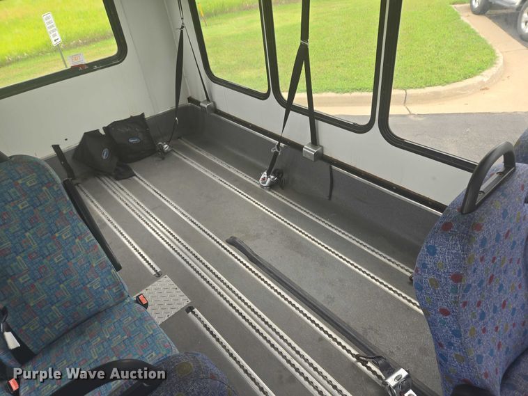 image for item ER5452 2012 Ford E450 shuttle bus