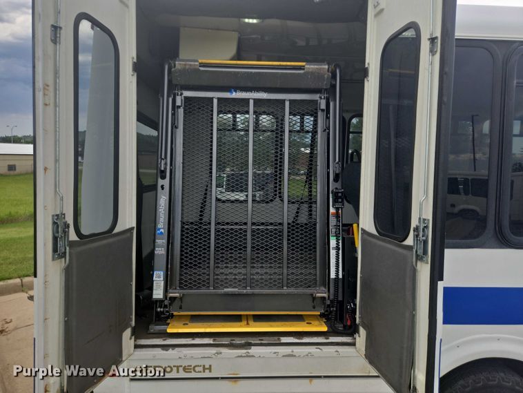 image for item ER5452 2012 Ford E450 shuttle bus