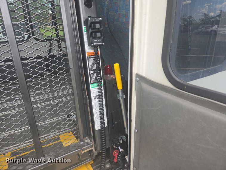 image for item ER5452 2012 Ford E450 shuttle bus