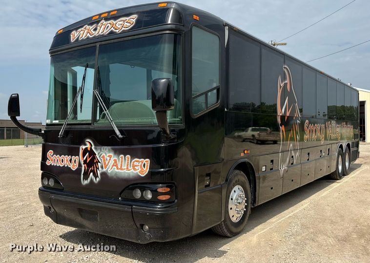 image for item ET8013 2004 Blue Bird 4500 coach bus