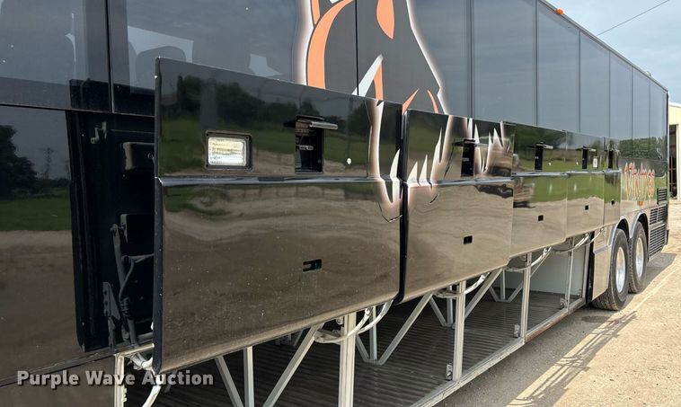 image for item ET8013 2004 Blue Bird 4500 coach bus