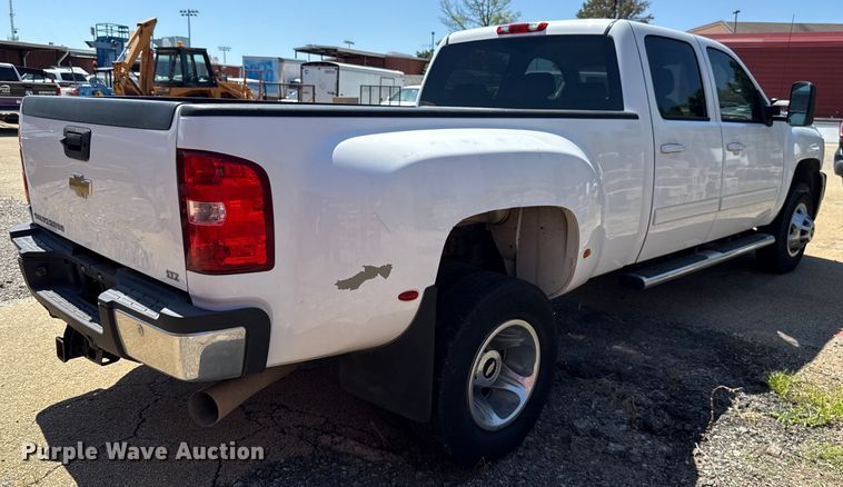 image for item HI9331 2011 Chevrolet Silverado 3500HD Crew Cab pickup truck