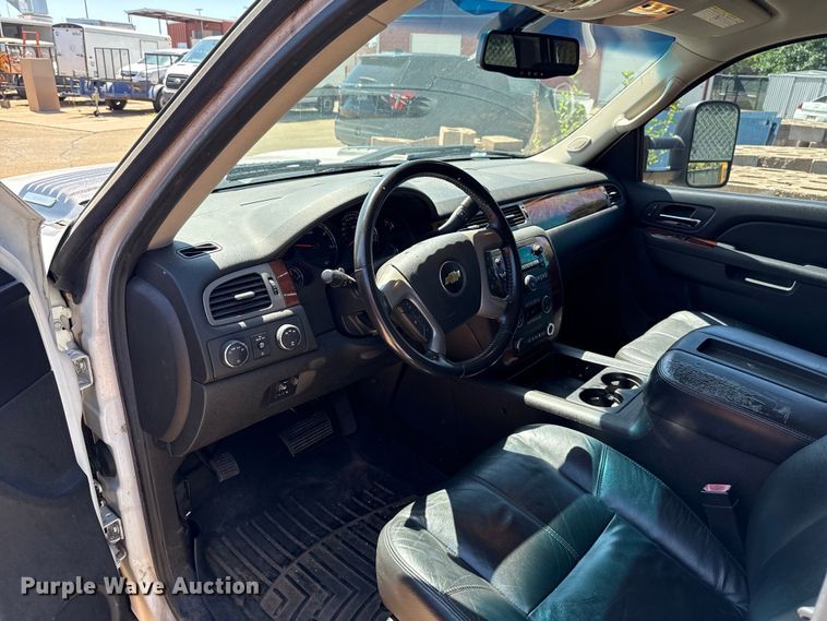 image for item HI9331 2011 Chevrolet Silverado 3500HD Crew Cab pickup truck