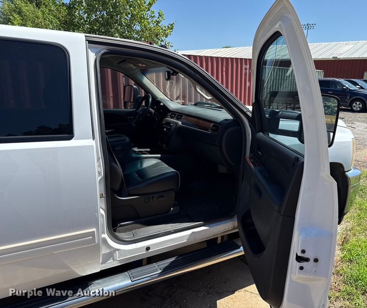 image for item HI9331 2011 Chevrolet Silverado 3500HD Crew Cab pickup truck