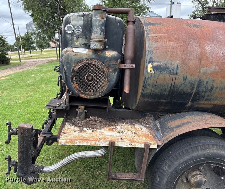 image for item HR9928 Oil distributor trailer