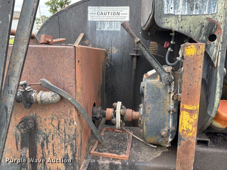 image for item HR9928 Oil distributor trailer