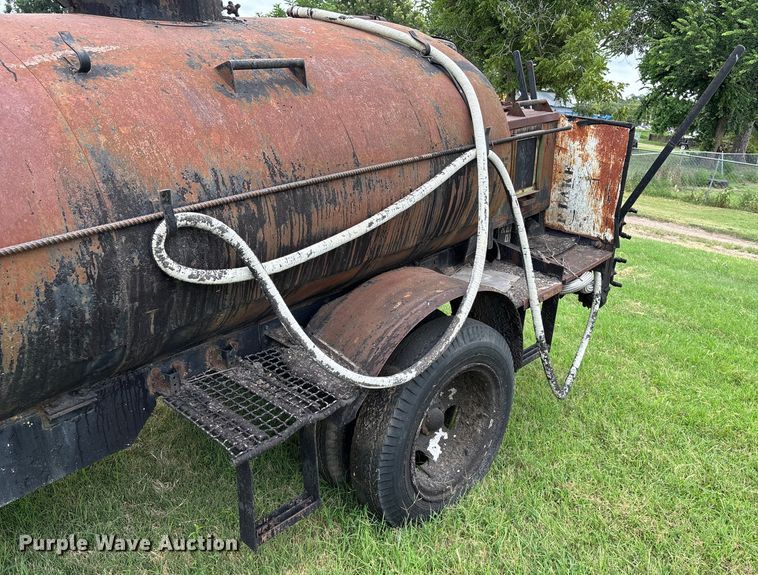 image for item HR9928 Oil distributor trailer