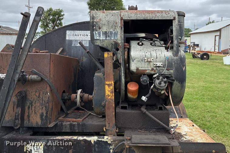 image for item HR9928 Oil distributor trailer