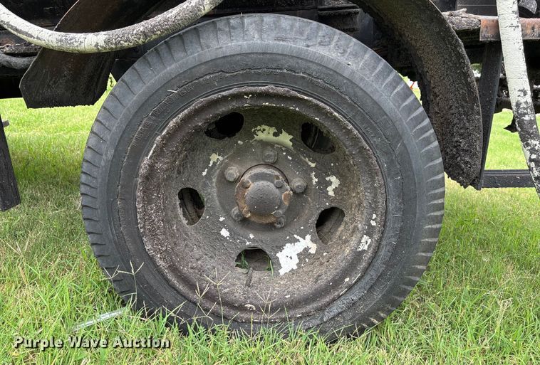 image for item HR9928 Oil distributor trailer